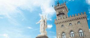 Città di San Marino, die Hauptstadt des Zwergstaates San Marino, besitzt viele reizvolle Gebäude. An erster Stelle aber steht der trutzige Regierungspalast.
