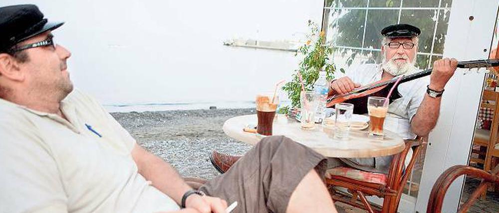 Schön ist das Leben am Hafen. Allem Anschein nach zumindest für diese beiden Männer in einer Taverne nahe der Mole von Ierápetra auf Kreta.