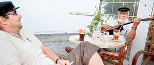 Schön ist das Leben am Hafen. Allem Anschein nach zumindest für diese beiden Männer in einer Taverne nahe der Mole von Ierápetra auf Kreta.