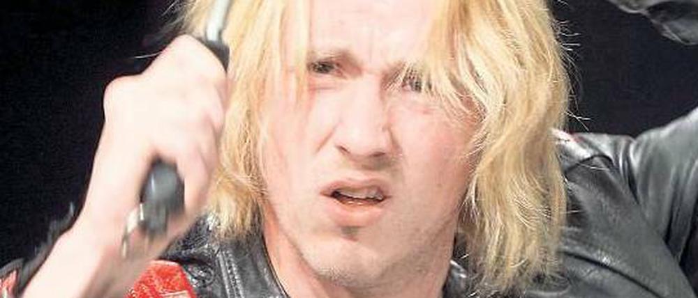Ruckzuck hängt der Kiefer tiefer. Sebastian Achilles als cooler Victor. 