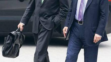 „Etwas weniger differenziert dargestellt.“ Herthas Präsident Gegenbauer (rechts) im Dialog mit Herthas Anwalt Schickhardt. Foto: dpa