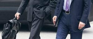 „Etwas weniger differenziert dargestellt.“ Herthas Präsident Gegenbauer (rechts) im Dialog mit Herthas Anwalt Schickhardt. Foto: dpa