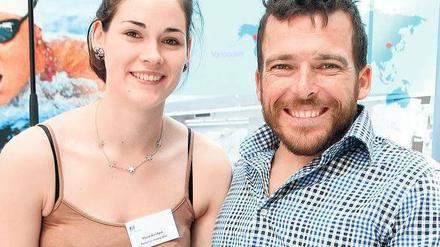 Startklar. Paralympionike Kurt Fearnley (mit Schülerreporterin Maxie Borchert) beim Botschaftsempfang. 