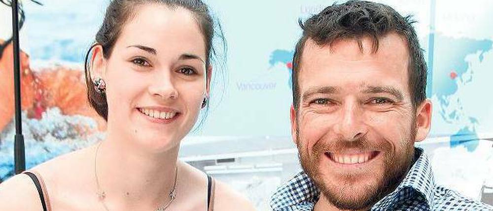 Startklar. Paralympionike Kurt Fearnley (mit Schülerreporterin Maxie Borchert) beim Botschaftsempfang. 