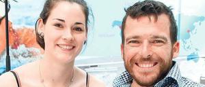 Startklar. Paralympionike Kurt Fearnley (mit Schülerreporterin Maxie Borchert) beim Botschaftsempfang. 