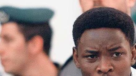Angst vor dem Mob, Angst vor der Polizei. Ein Afrikaner während einer Demonstration von Migranten vor zwei Wochen in Tel Aviv.Foto: Ariel Schalit/dapd