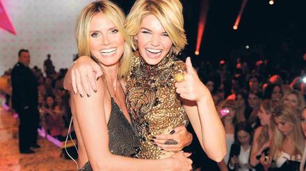 Blond gewinnt. Luisa (rechts) aus Leer ist „GNTM 2012“. Chef-Jurorin Heidi Klum lobte ihre „perfekten Maße, ihren Weltklasselook und ihr absolutes Talent“. 