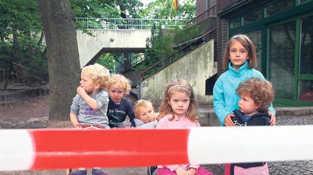 Hinterm Flatterband. Draußen spielen ist für die Kinder im „Zentrum am Kleeblatt“ in Nikolassee im Moment kaum möglich – die Bäume sind von Eichenprozessionsspinnern befallen.