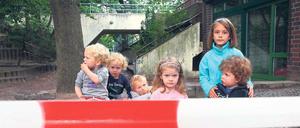 Hinterm Flatterband. Draußen spielen ist für die Kinder im „Zentrum am Kleeblatt“ in Nikolassee im Moment kaum möglich – die Bäume sind von Eichenprozessionsspinnern befallen.