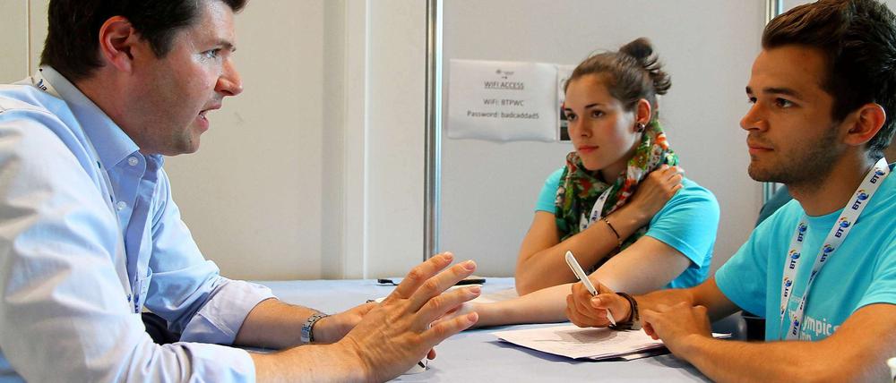 Maxie Borchert und Nicolas Feißt, Schülerreporter der "Paralympics Zeitung" interviewen Nicolai Zeltinger, den Bundestrainer derdeutschen Rollstuhlbasketballer. 