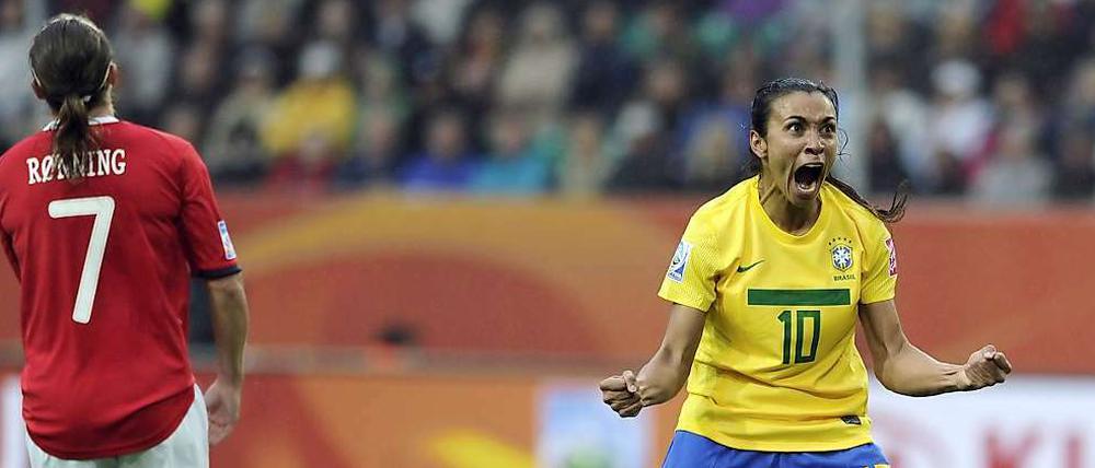 Ganz starker Auftritt: Brasiliens Superstar Marta (r.) verbreitete in der norwegischen Abwehr Angst und Schrecken.