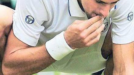Championsdinner. Novak Djokovic genießt den Erfolg auf seine Weise und isst Gras. „Ich fühlte mich wie ein Tier“, sagt er, „ich wollte sehen, wie es schmeckt.“ Foto: AFP