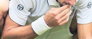 Championsdinner. Novak Djokovic genießt den Erfolg auf seine Weise und isst Gras. „Ich fühlte mich wie ein Tier“, sagt er, „ich wollte sehen, wie es schmeckt.“ Foto: AFP