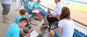 Martin Mansell von "Ability v. Ability" beim Interview mit dem Team der Schülerreporter/innen der "Paralympic Post".