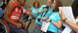 Benjamin Scholz und Alisha Mathis, Schülerreporter der "Paralympics Zeitung" interviewen den Rollstuhlbasketspieler Abdillah Jama (GBR).