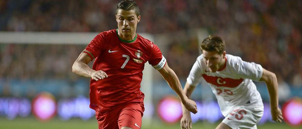 Den Großen hinterher: Tunay Torun rennt hier Christiano Ronaldo nach. Der Türke bleibt in der Bundesliga, geht von Hertha nach Stuttgart.