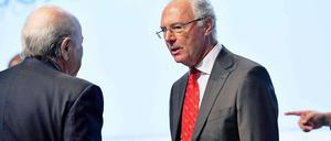 Er spricht mit den Mächtigen, aber einige zeigen mit dem Finger auf ihn. Franz Beckenbauer, Lichtgestalt und Werbeträger für internationale Problemfälle.