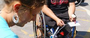 Karla Imdahl, Schülerreporterin der "Paralympics Zeitung" interviewt den Rollstuhlbasketspieler Hiroaki Kozai (Japan).