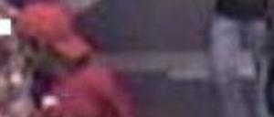 Drei der Vergewaltigung Verdächtige haben sich mittlerweile gestellt. Dies ist der vierte Mann, der von der Polizei gesucht wird.