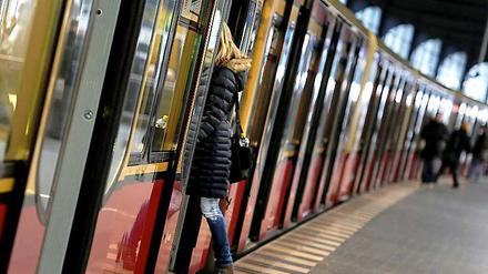 Tatort S-Bahn: Ein Mann prügelte einen Fahrgast in Lichtenberg bewusstlos.