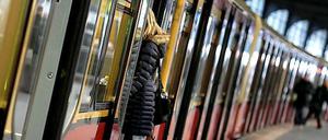 Tatort S-Bahn: Ein Mann prügelte einen Fahrgast in Lichtenberg bewusstlos.