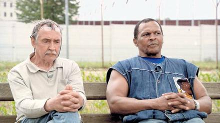 Der Terrorist und der Sportler. Im Gefängnis Stammheim lernen sich das Ex-RAF-Mitglied Peter-Jürgen Boock (links) und der Boxer Charly Graf kennen. Foto: NDR