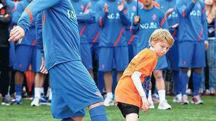 Mark van Bommel, 35, hier mit polnischen Schulkindern, ist Kapitän der niederländischen Nationalmannschaft. Mit Eindhoven, Barcelona, Bayern München und dem AC Mailand gewann er acht Meistertitel in vier Ländern. Nach seiner ersten EM wechselt er nach Eindhoven. Er ist mit der Tochter des Nationaltrainers Bert van Marwijk verheiratet.Foto: dapd