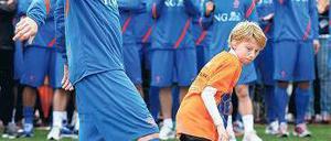 Mark van Bommel, 35, hier mit polnischen Schulkindern, ist Kapitän der niederländischen Nationalmannschaft. Mit Eindhoven, Barcelona, Bayern München und dem AC Mailand gewann er acht Meistertitel in vier Ländern. Nach seiner ersten EM wechselt er nach Eindhoven. Er ist mit der Tochter des Nationaltrainers Bert van Marwijk verheiratet.Foto: dapd