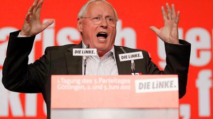 Oskar Lafontaine hält auf dem Parteitag der Linken in Göttingen eine seiner leidenschaftlichen Reden.