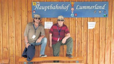 Fronttheater. Hans Werner Olm (li.) und Dietmar Wischmeyer haben die deutschen Soldaten in Usbekistan und Afghanistan bespaßt. Auch im Camp Kundus mit seinem „Hauptbahnhof Lummerland“ sind sie aufgetreten, den für Jim Knopf und Lukas den Lokomotivführer schwärmende Militärs ersonnen haben. Foto: Promo