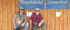 Fronttheater. Hans Werner Olm (li.) und Dietmar Wischmeyer haben die deutschen Soldaten in Usbekistan und Afghanistan bespaßt. Auch im Camp Kundus mit seinem „Hauptbahnhof Lummerland“ sind sie aufgetreten, den für Jim Knopf und Lukas den Lokomotivführer schwärmende Militärs ersonnen haben. Foto: Promo