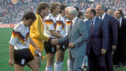 Politische Annäherung. Bundespräsident Richard von Weizsäcker, Italiens Ministerpräsident Ciriaco de Mita und Bundeskanzler Helmut Kohl (von links) begrüßen vor dem EM-Eröffnungsspiel 1988 zwischen Deutschland und Italien die Spieler. 