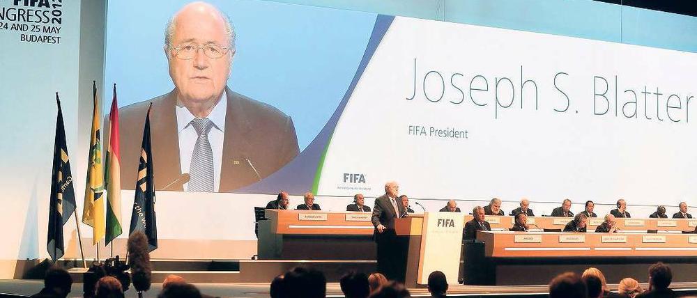 Den Titel als größten Informationsverhinderer haben sich nach Meinung der Journalistenvereinigung Netzwerk Recherche die Fifa und ihr Präsident Sepp Blatter verdient. Der Verleihung der „Verschlossenen Auster“ blieb der Weltfußballverband allerdings fern. Foto: rtr