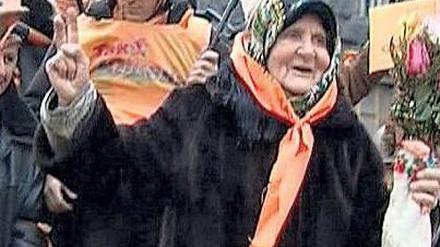 Orangefarbene Revolution. Ukrainer demonstrieren friedlich gegen die Wahl von Wiktor Janukowitsch. Die Doku informiert über die politische Lage in dem EM-Land. Foto: MDR