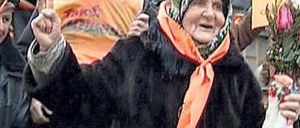 Orangefarbene Revolution. Ukrainer demonstrieren friedlich gegen die Wahl von Wiktor Janukowitsch. Die Doku informiert über die politische Lage in dem EM-Land. Foto: MDR
