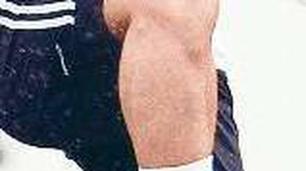 Mario Götze, 19, wurde in Memmingen geboren und kam erst als Sechsjähriger nach Dortmund, weil sein Vater dort eine Stelle als Hochschullehrer antrat. Mit 17 machte er sein erstes Bundesligaspiel, mit 18 sein erstes Länderspiel. Mit Borussia Dortmund wurde der Mittelfeldspieler zweimal in Folge Deutscher Meister. Foto: AFP
