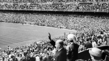 Das politische Finale. Spaniens Staatschef Francisco Franco grüßt das Publikum im Bernabeu-Stadion.