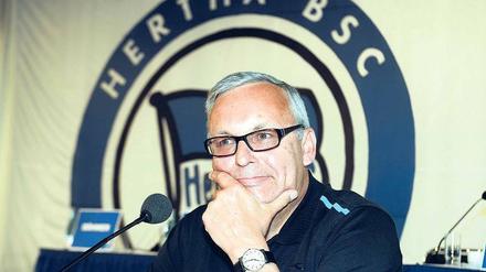Die Radikalität von Glück und Pech. Für Werner Gegenbauer, den Kopfmenschen, ist Fußball ein Raum, in dem er sich dem Rationalen entzieht, denn Fußball ist irrational und voller Adrenalin.