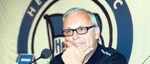 Die Radikalität von Glück und Pech. Für Werner Gegenbauer, den Kopfmenschen, ist Fußball ein Raum, in dem er sich dem Rationalen entzieht, denn Fußball ist irrational und voller Adrenalin.