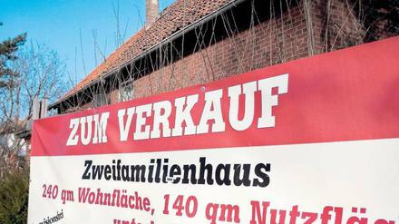 Wer eine Immobilie kauft, darf nicht nur auf den reinen Kaufpreis achten. Auch Nebenkosten müssen in die Finanzierung mit einkalkuliert werden. Foto: dpa