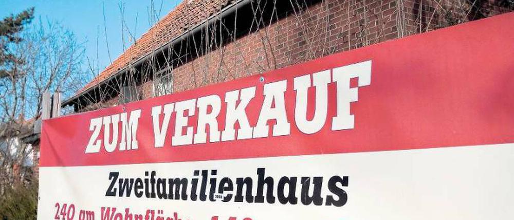 Wer eine Immobilie kauft, darf nicht nur auf den reinen Kaufpreis achten. Auch Nebenkosten müssen in die Finanzierung mit einkalkuliert werden. Foto: dpa