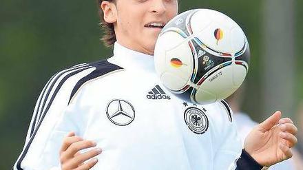 Mesut Özil, 23, hat gerade mit Real Madrid die spanische Meisterschaft gewonnen. 