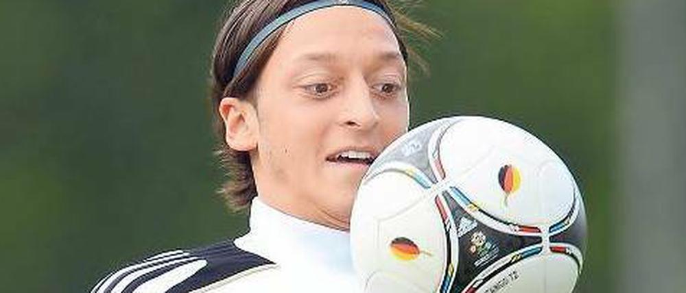 Mesut Özil, 23, hat gerade mit Real Madrid die spanische Meisterschaft gewonnen. 