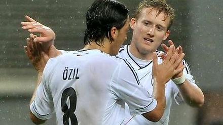 Özil und Schürrle beim Spiel gegen die Israelis