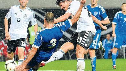 Eher wuchtig als elegant. Spielerisch konnte die deutsche Mannschaft auch gegen Israel nicht unbedingt überzeugen, im Gegensatz zum 3:5 gegen die Schweiz stimmte aber das Ergebnis. Hier trifft Mario Gomez zum 1:0. Foto: dpa
