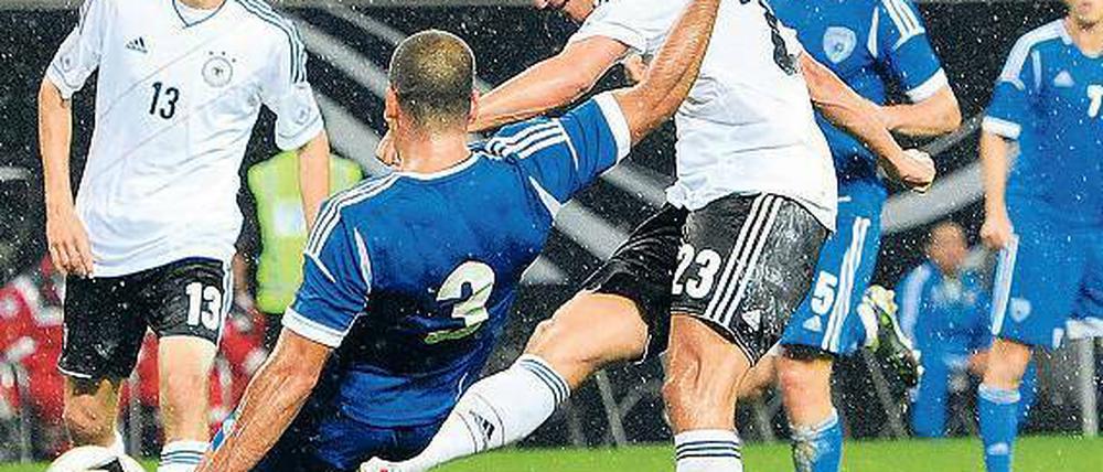 Eher wuchtig als elegant. Spielerisch konnte die deutsche Mannschaft auch gegen Israel nicht unbedingt überzeugen, im Gegensatz zum 3:5 gegen die Schweiz stimmte aber das Ergebnis. Hier trifft Mario Gomez zum 1:0. Foto: dpa