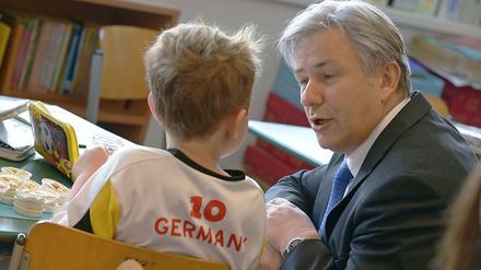 Klaus Wowereit beim Besuch der John F. Kennedy Schule.