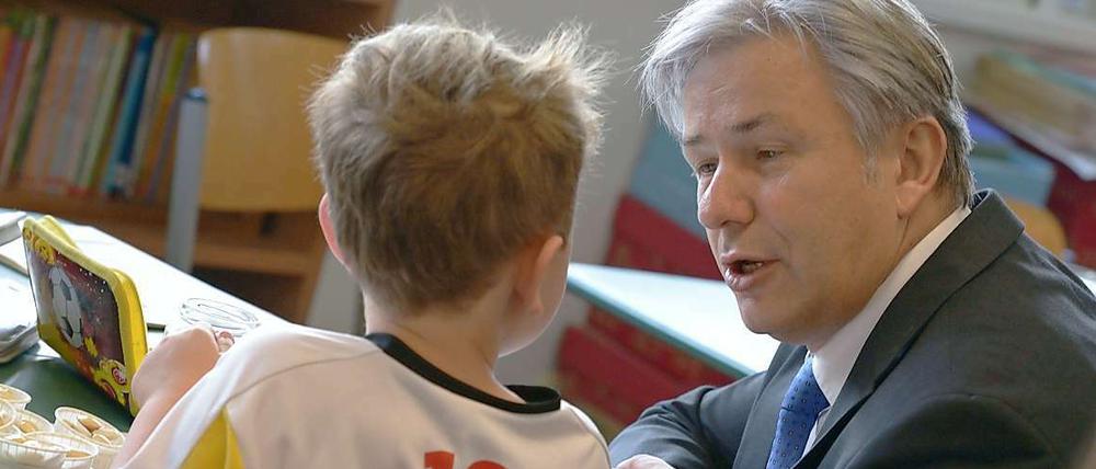 Klaus Wowereit beim Besuch der John F. Kennedy Schule.