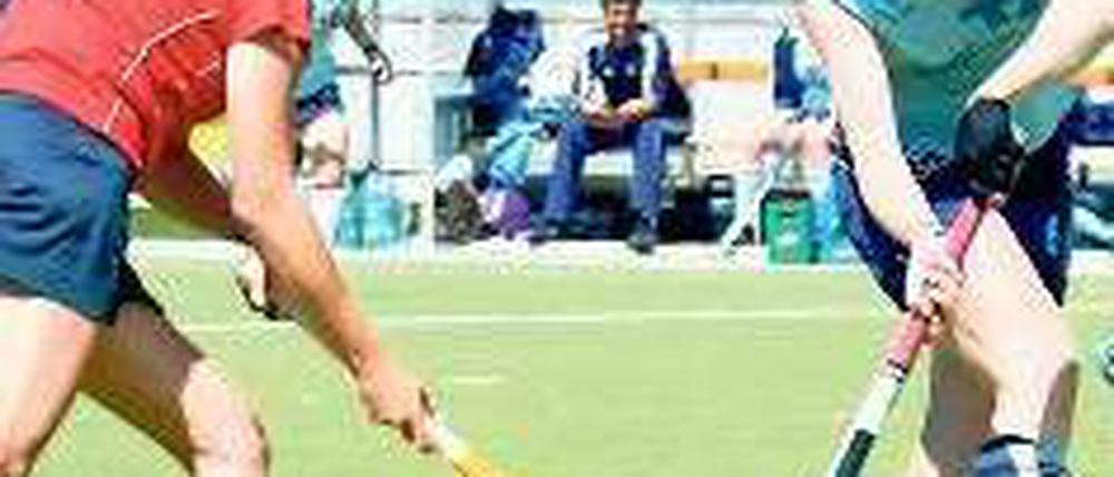 Einsatz ohne Ertrag. Natascha Keller (links) konnte die Niederlage ihrer Mannschaft am Samstag nicht verhindern. Foto: Engler