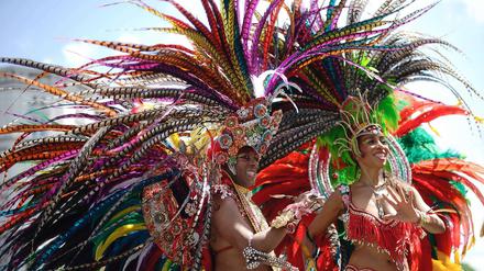 Bunt und schön wie diese Sambatänzerinnen präsentiert man sich beim Karneval der Kulturen. Nur die Gastgeber bleiben lieber blass.